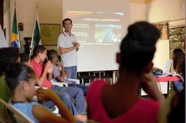 Professor de História, Leonardo Ribeiro discute temas atuais com os estudantes para que eles produzam o 